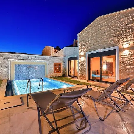 Balayi Ve Cekirdek Aileler Icin Bir Vila